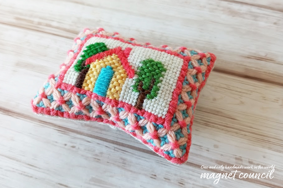 ウール刺繍のピンクッション ハチミツ色の家
