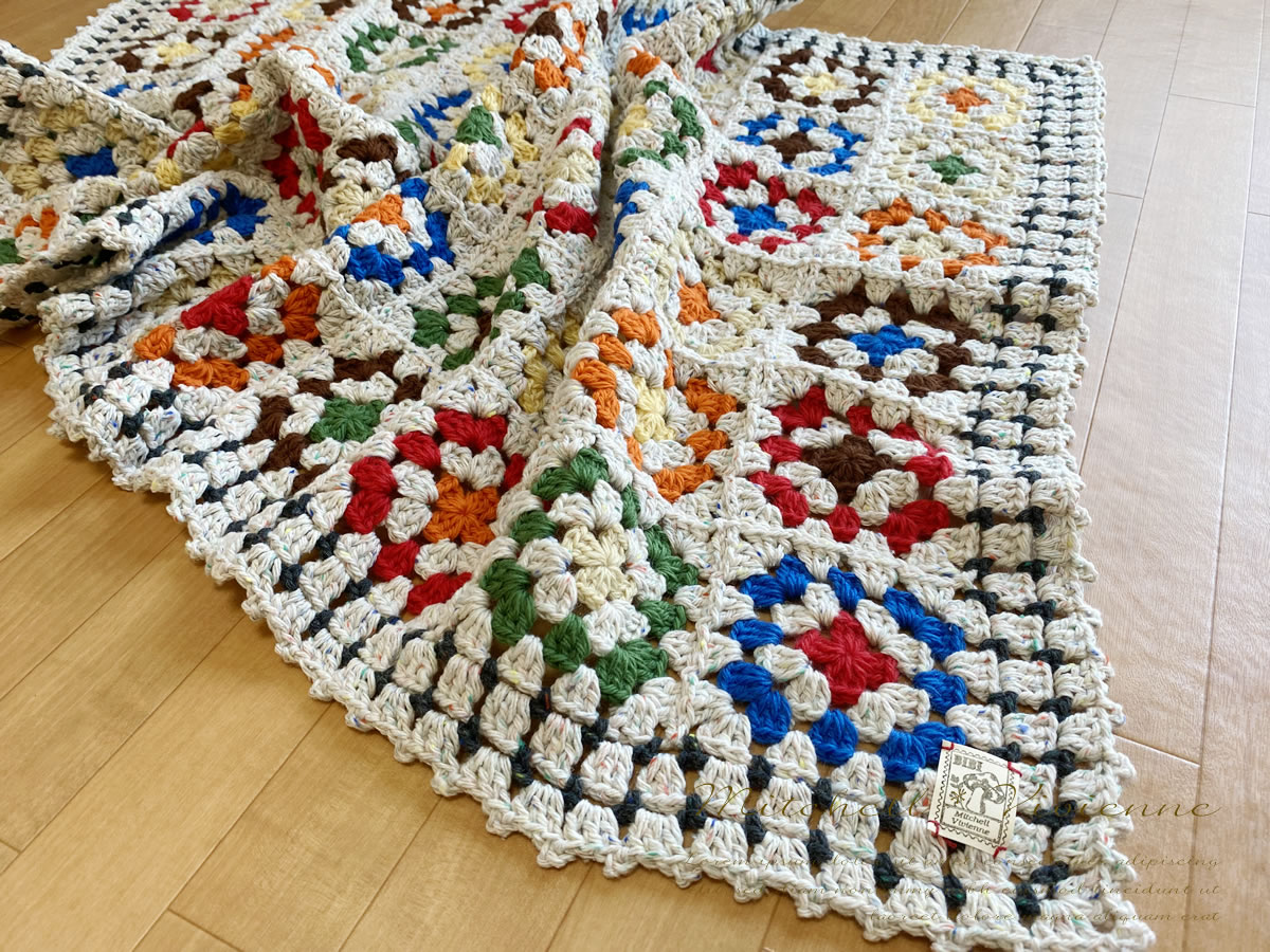 レトロなモチーフつなぎのブランケット（ホワイトツイード）