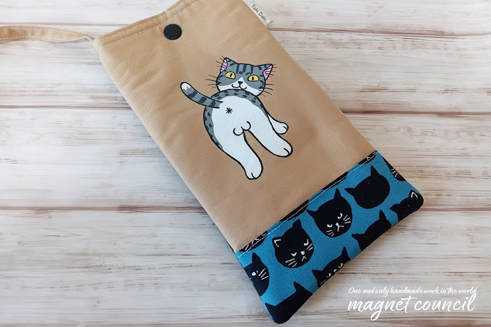 スマホショルダーポーチ（おしり向け猫）
