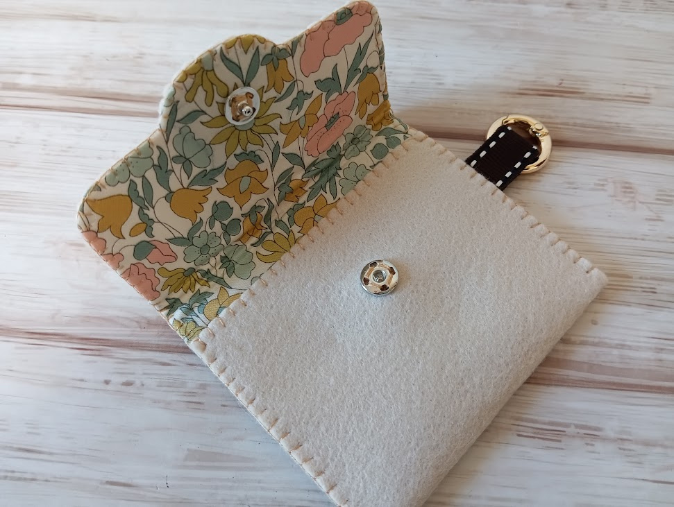 ミニフェルトポーチ（ホックボタン・くま）