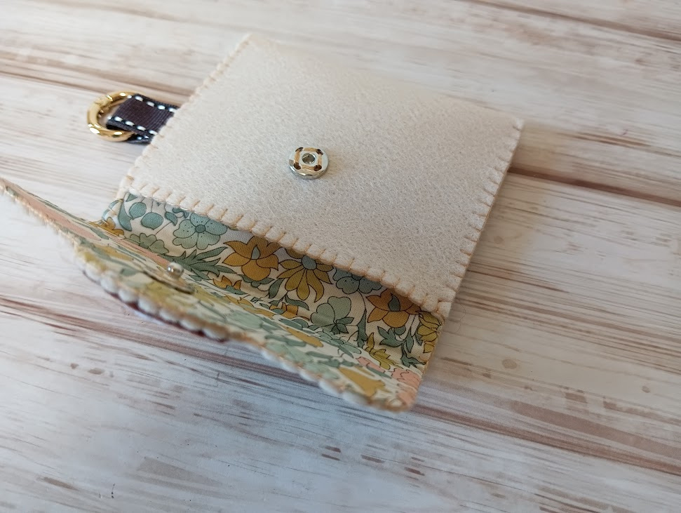 ミニフェルトポーチ（ホックボタン・くま）