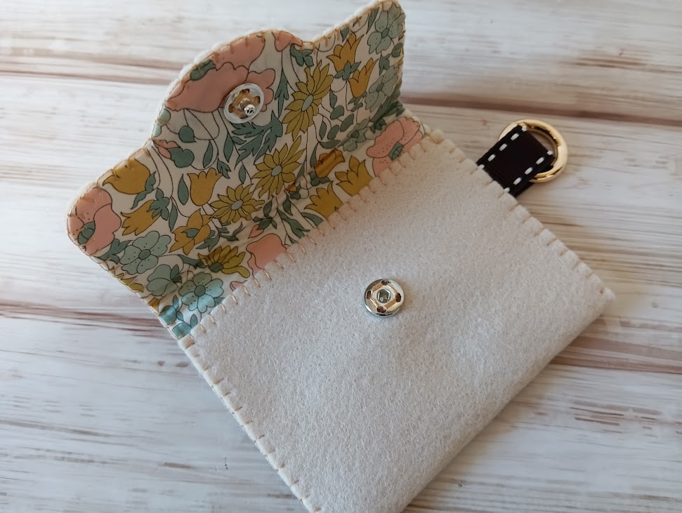 ミニフェルトポーチ（ホックボタン・イヌ）