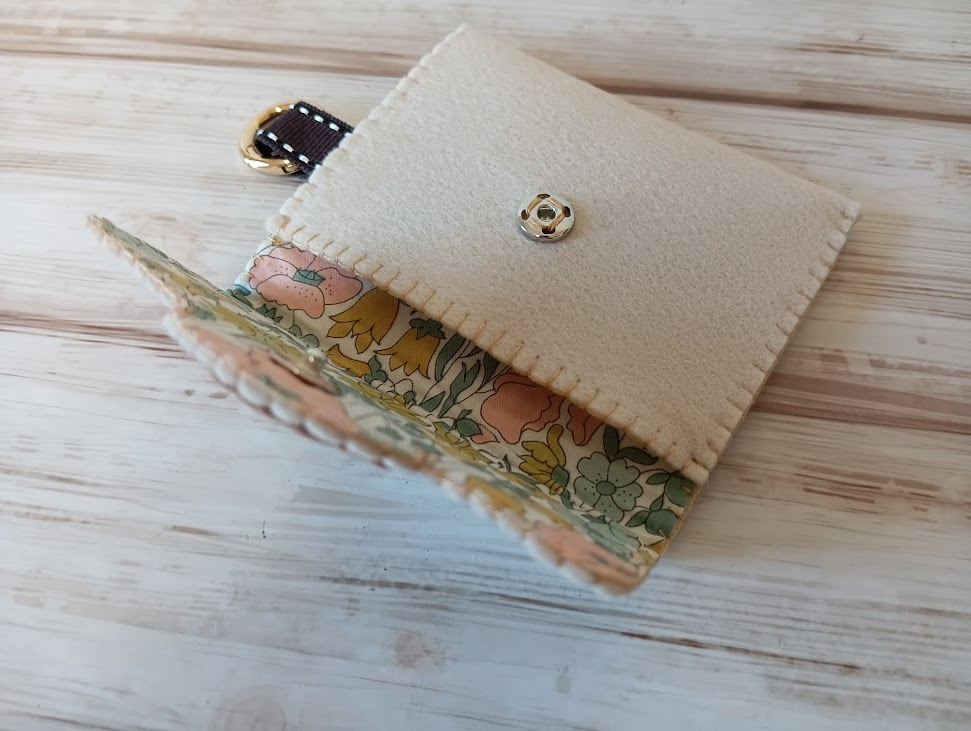 ミニフェルトポーチ（ホックボタン・イヌ）