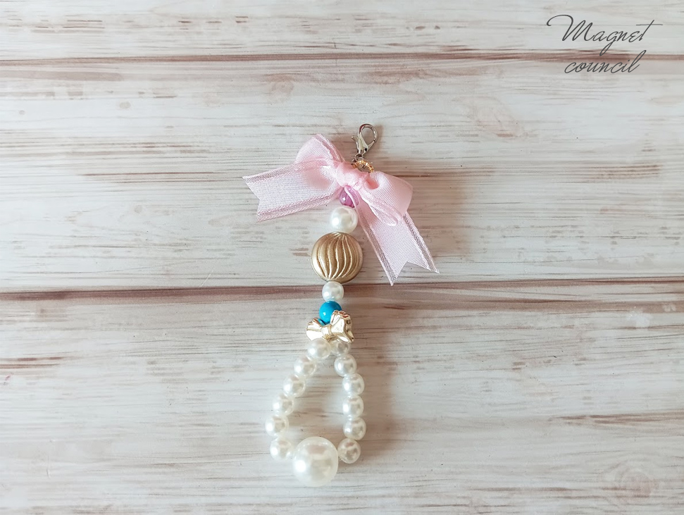 【大人可愛い】ピンクのリボンと大粒パールの華やかバッグチャーム