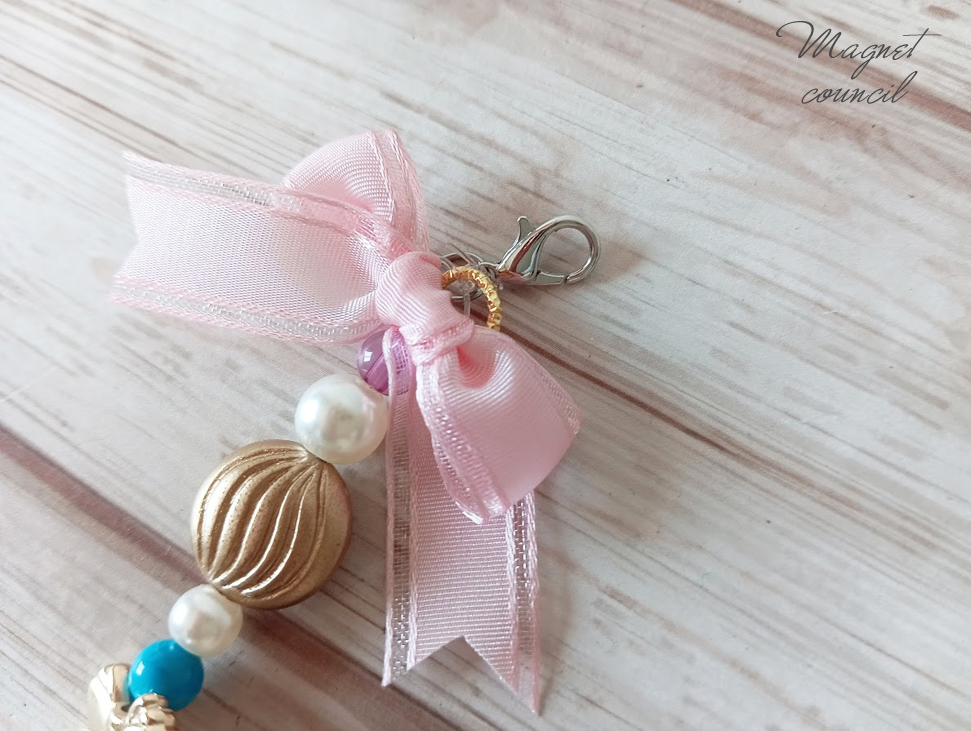 【大人可愛い】ピンクのリボンと大粒パールの華やかバッグチャーム