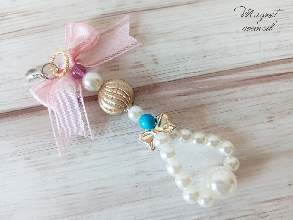 【大人可愛い】ピンクのリボンと大粒パールの華やかバッグチャーム