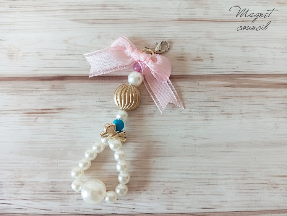 【大人可愛い】ピンクのリボンと大粒パールの華やかバッグチャーム