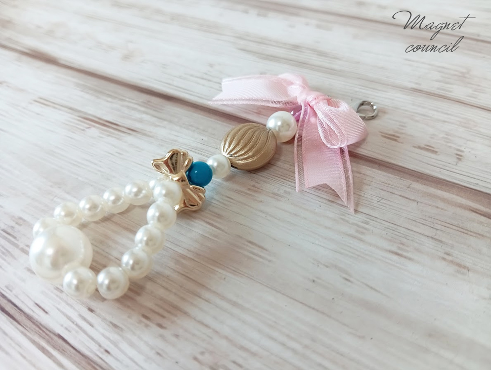 【大人可愛い】ピンクのリボンと大粒パールの華やかバッグチャーム