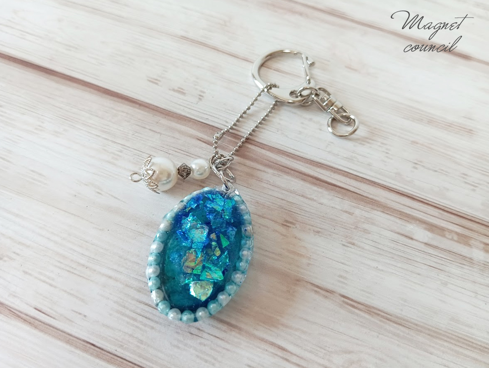 神秘的なブルーとパールのキーホルダー