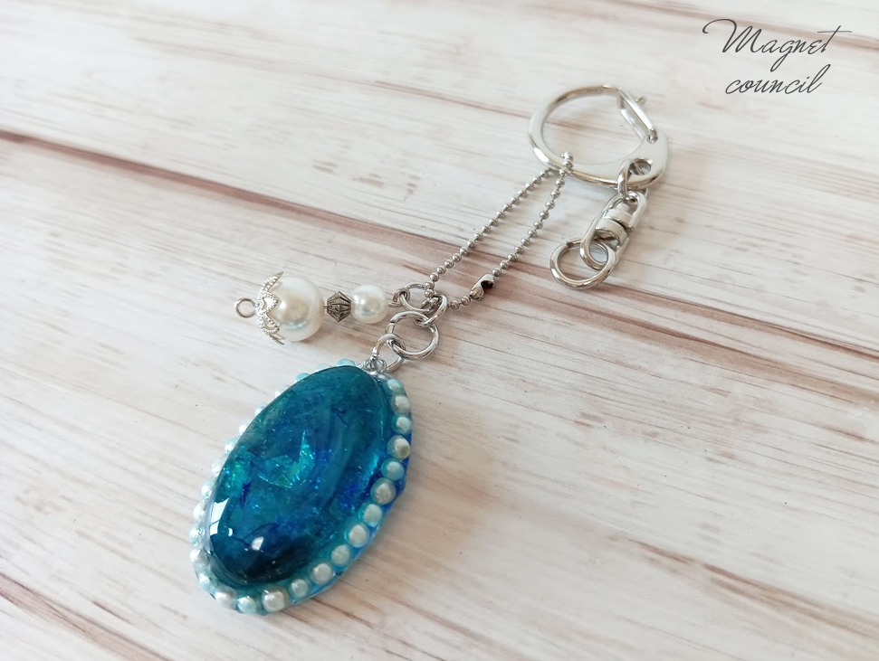 神秘的なブルーとパールのキーホルダー