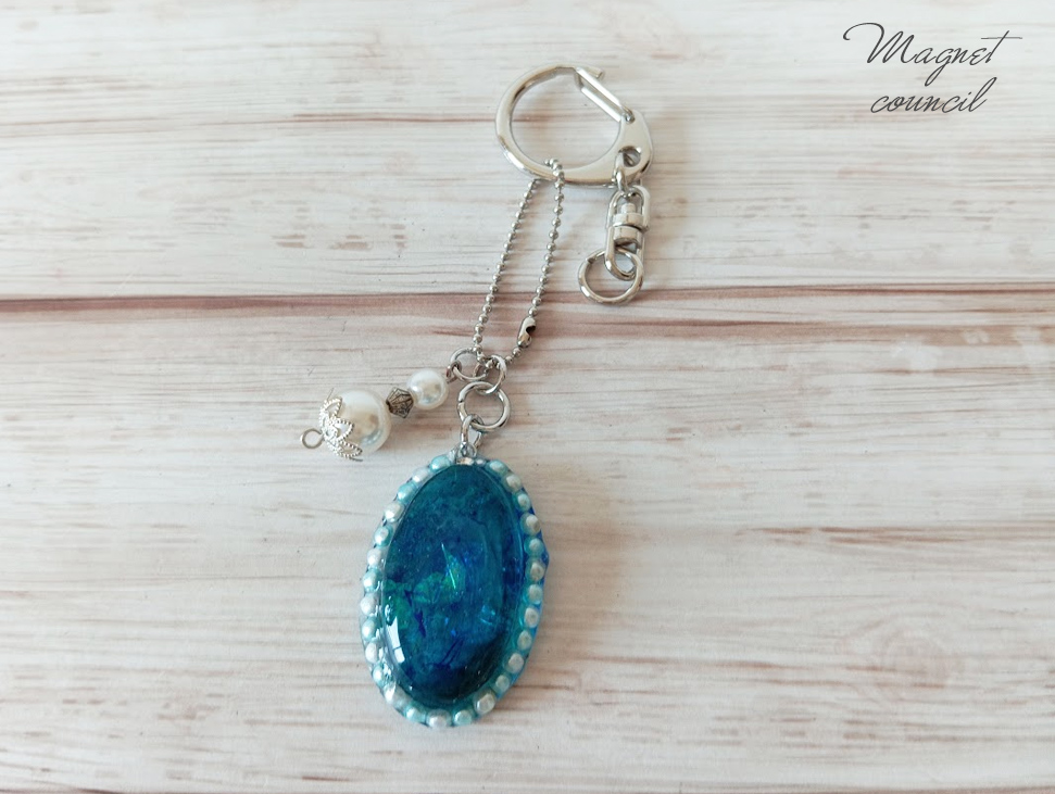 神秘的なブルーとパールのキーホルダー