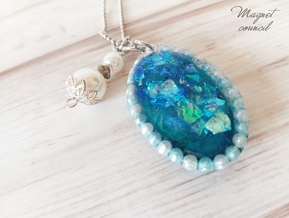 神秘的なブルーとパールのキーホルダー