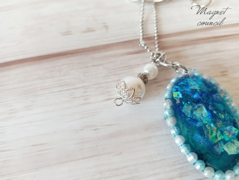 神秘的なブルーとパールのキーホルダー