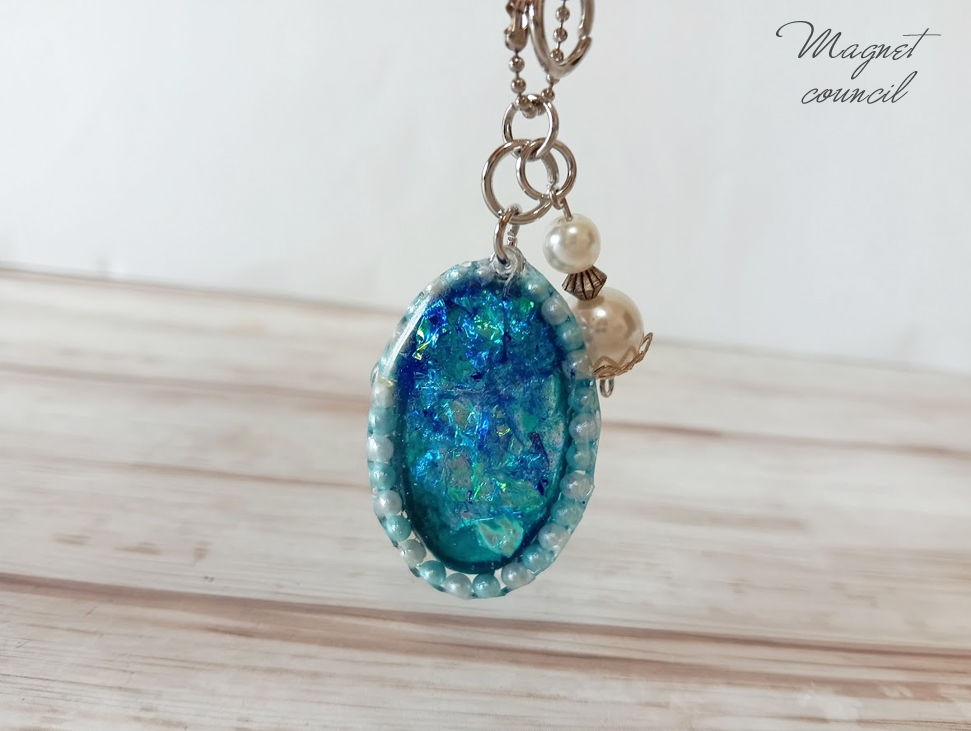 神秘的なブルーとパールのキーホルダー