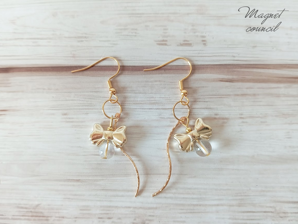 運気を整える輝き。クリアな水晶とリボンのエレガントロングピアス