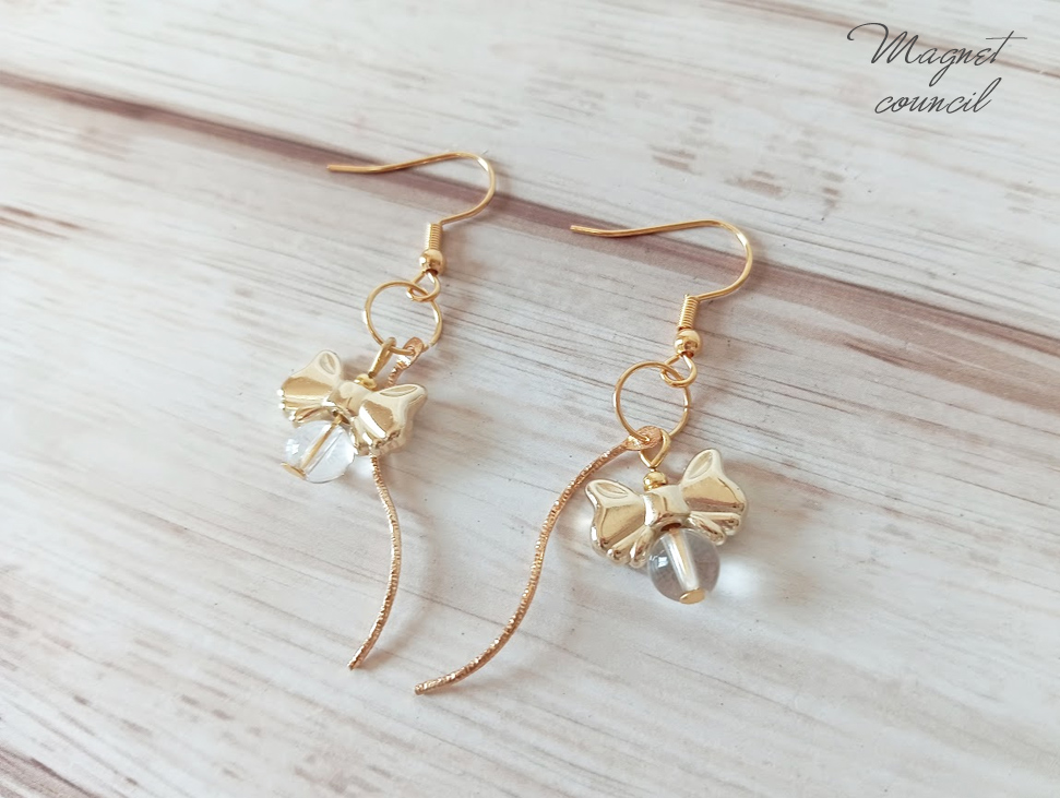 運気を整える輝き。クリアな水晶とリボンのエレガントロングピアス