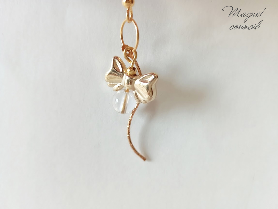 運気を整える輝き。クリアな水晶とリボンのエレガントロングピアス