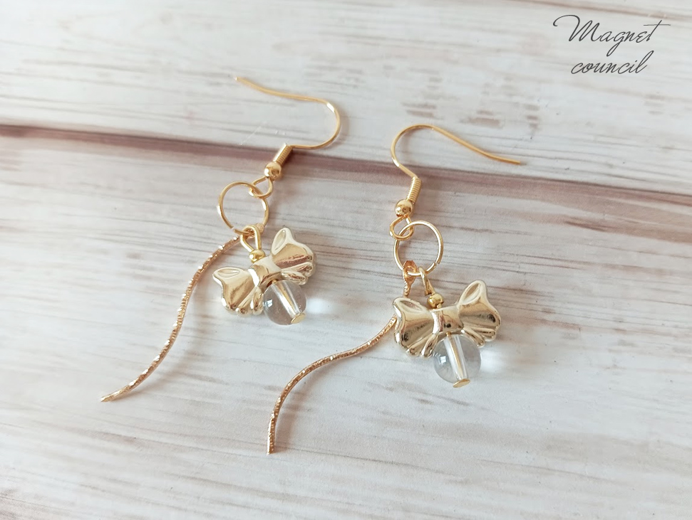 運気を整える輝き。クリアな水晶とリボンのエレガントロングピアス