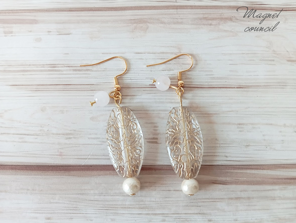 【天然石】ピンク石とゴールドラインが描く、繊細レースのロングピアス