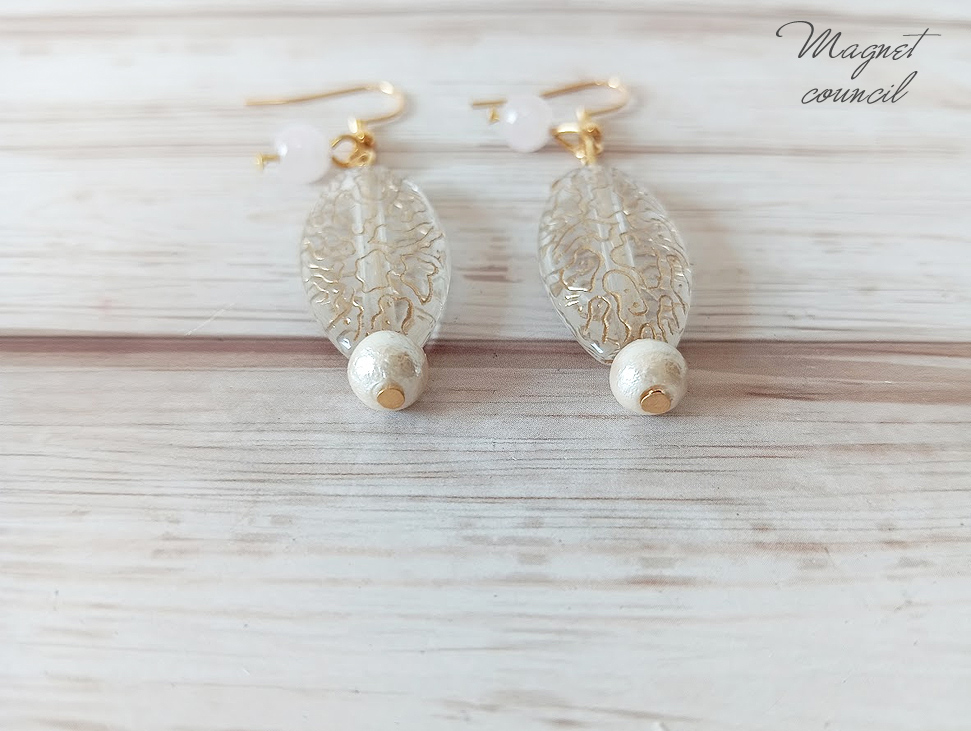 【天然石】ピンク石とゴールドラインが描く、繊細レースのロングピアス