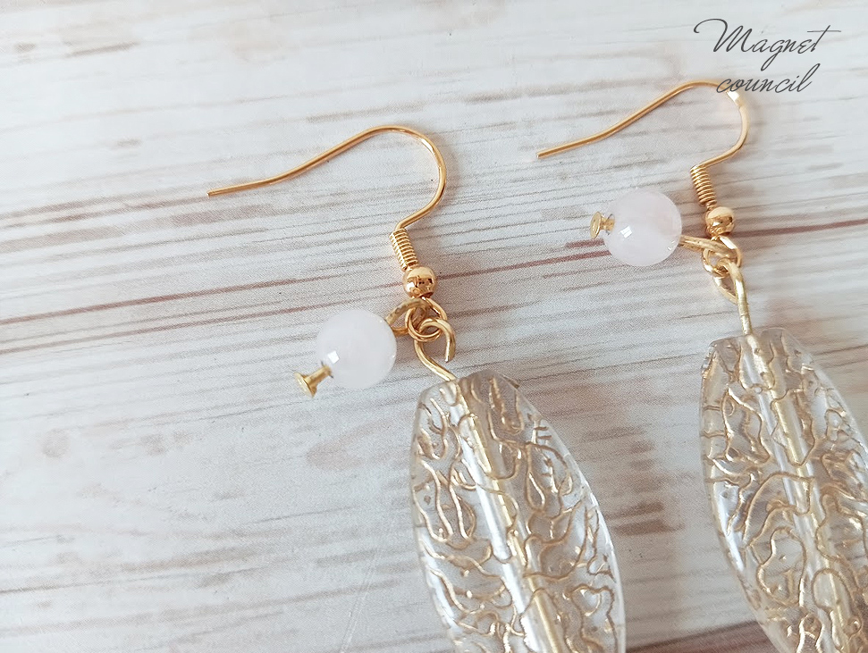 【天然石】ピンク石とゴールドラインが描く、繊細レースのロングピアス