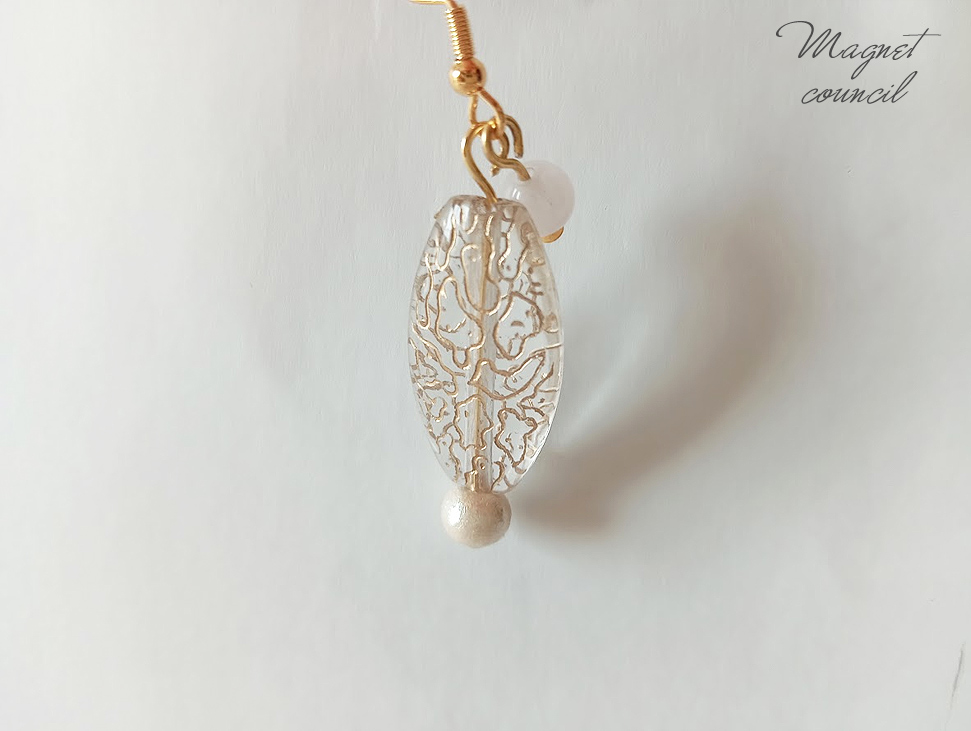 【天然石】ピンク石とゴールドラインが描く、繊細レースのロングピアス