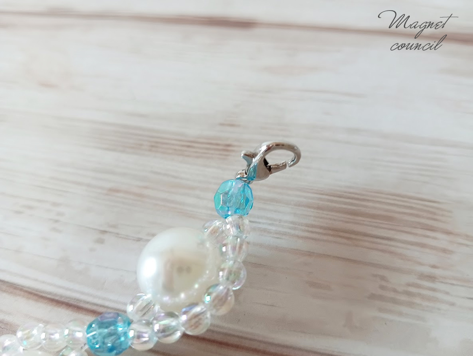 【実用性×エレガンス】パールの波打つマスクストラップ|オーロラブルーの輝き