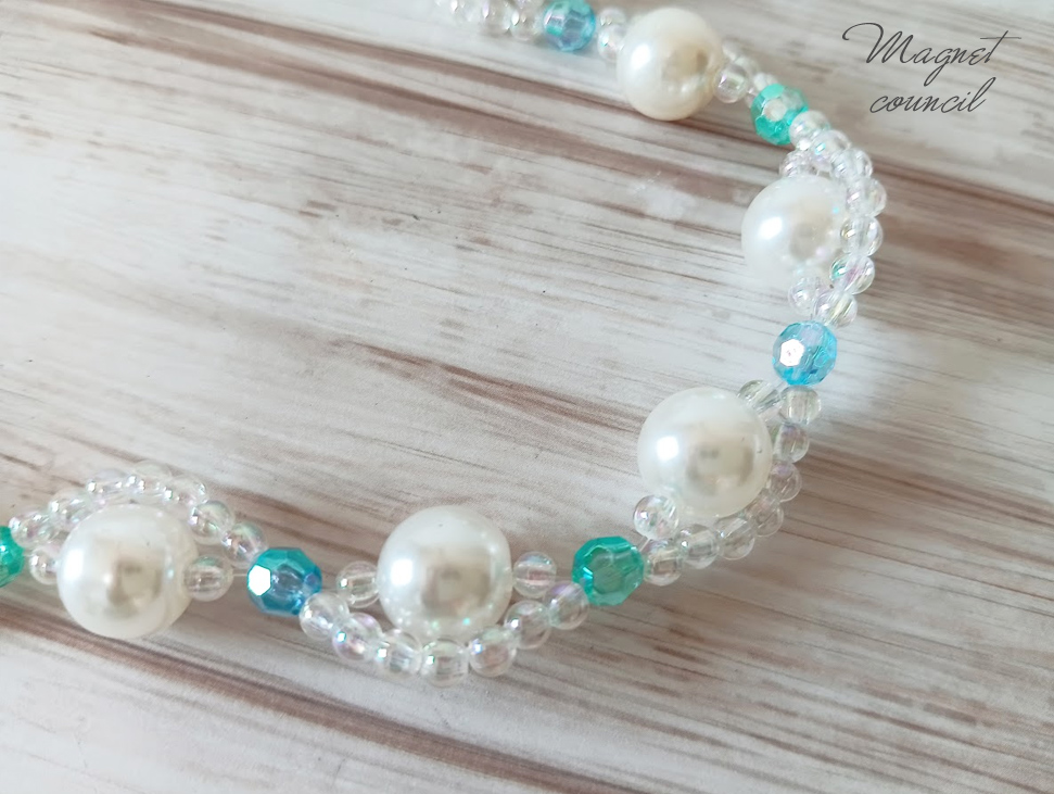 【実用性×エレガンス】パールの波打つマスクストラップ|オーロラブルーの輝き