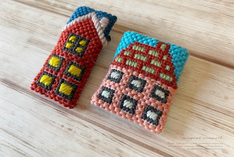 ウール刺繍のお家のブローチB