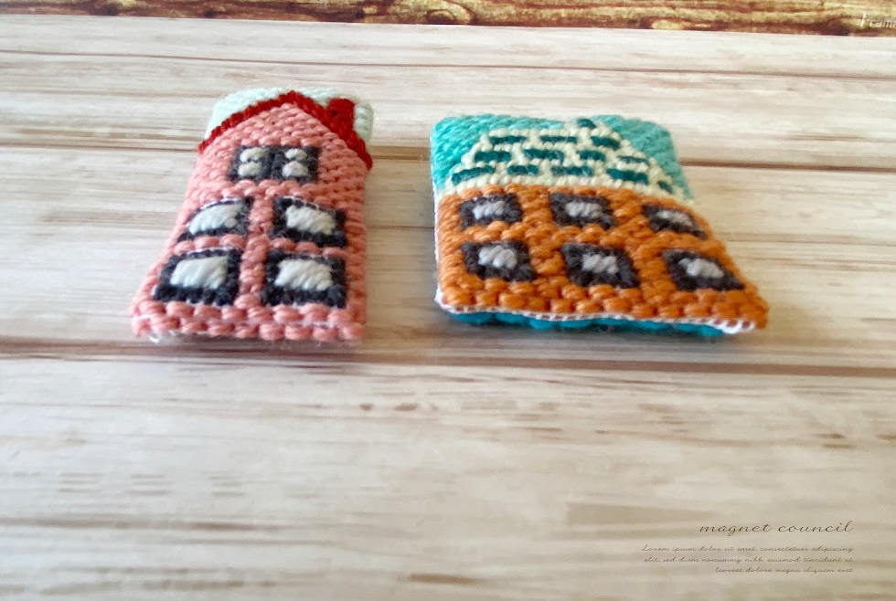 ウール刺繍のお家のブローチC