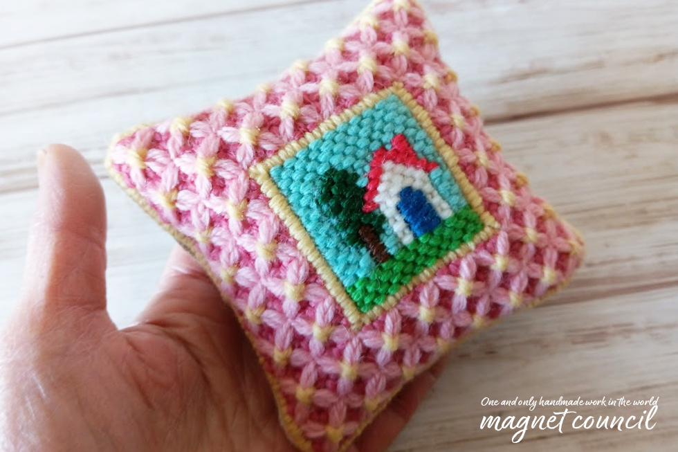 ウール刺繍のピンクッション 正方形A