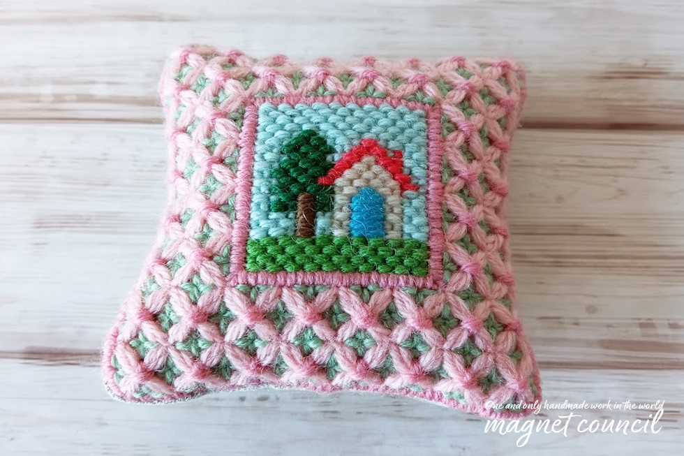 ウール刺繍のピンクッション 正方形B