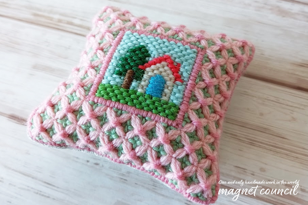 ウール刺繍のピンクッション 正方形B