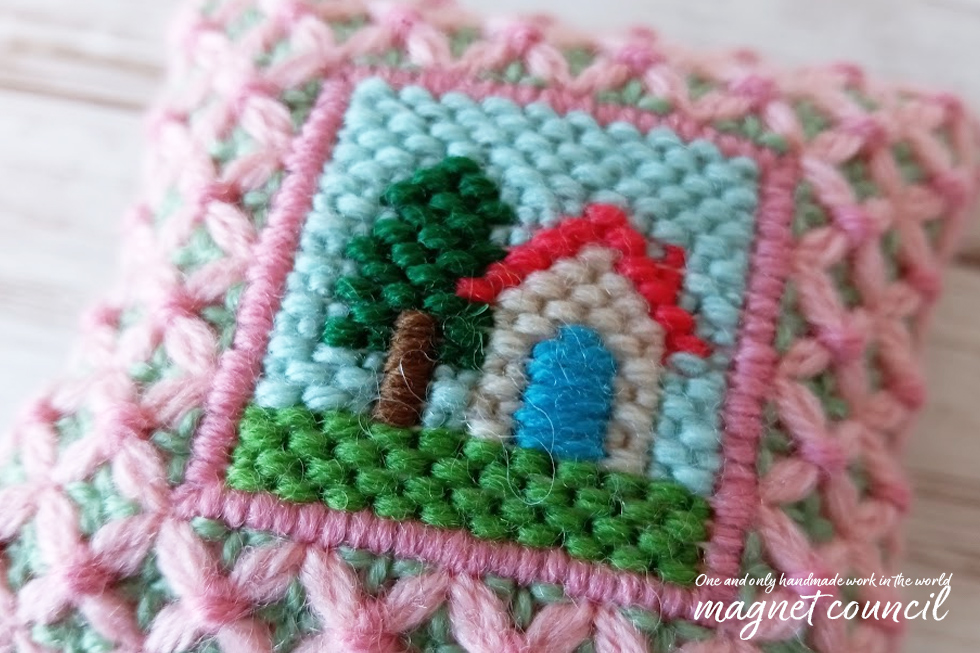 ウール刺繍のピンクッション 正方形B
