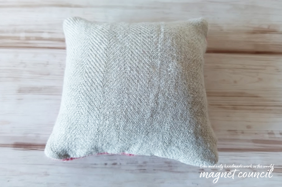 ウール刺繍のピンクッション 正方形B
