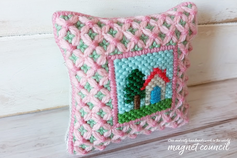 ウール刺繍のピンクッション 正方形B