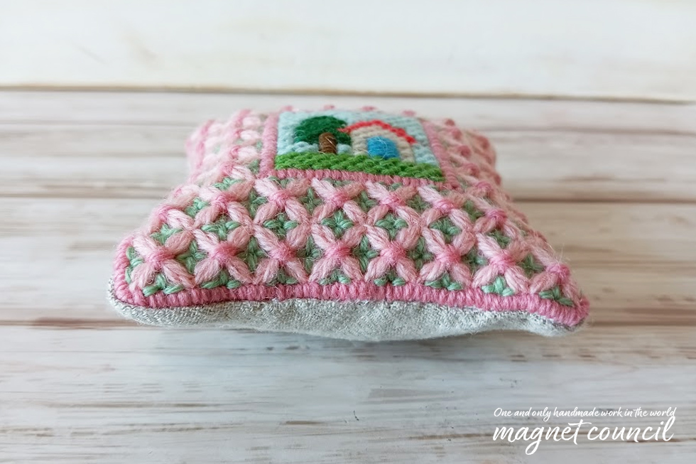 ウール刺繍のピンクッション 正方形B
