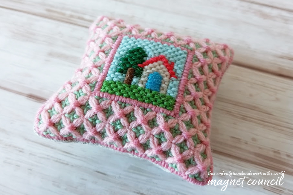 ウール刺繍のピンクッション 正方形B