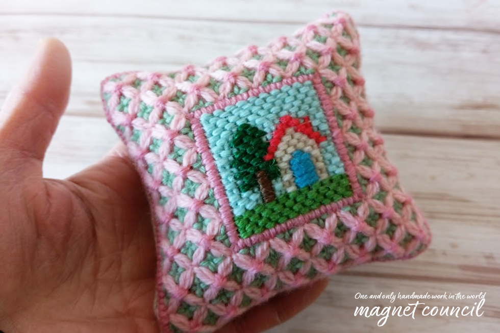 ウール刺繍のピンクッション 正方形B