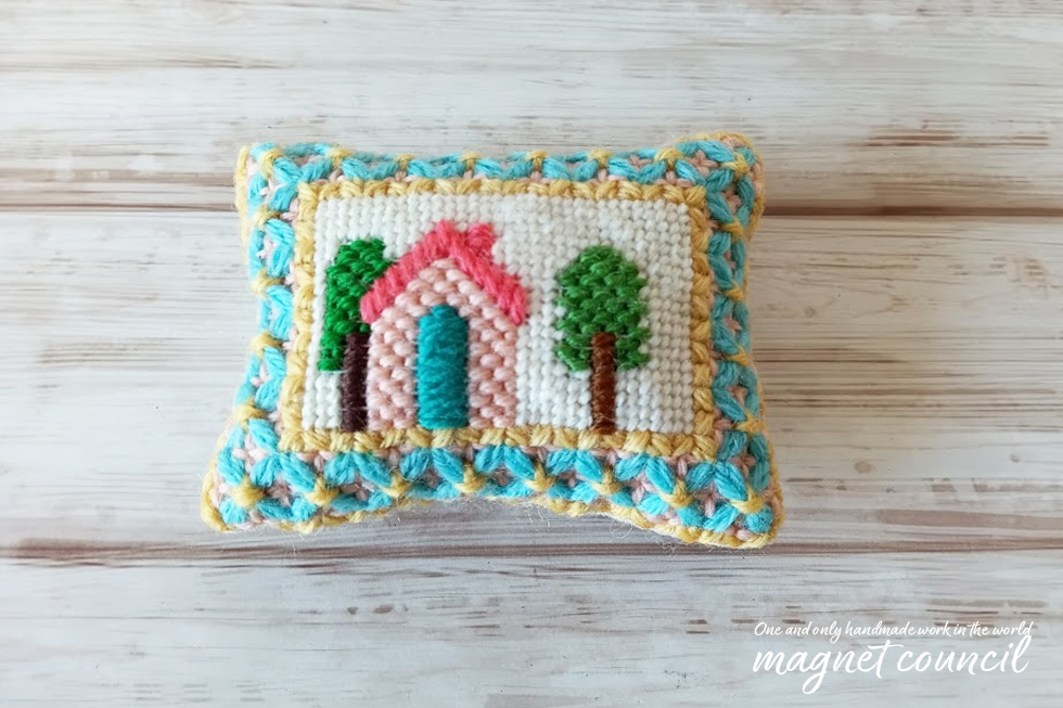 ウール刺繍のピンクッション  ピンクの家