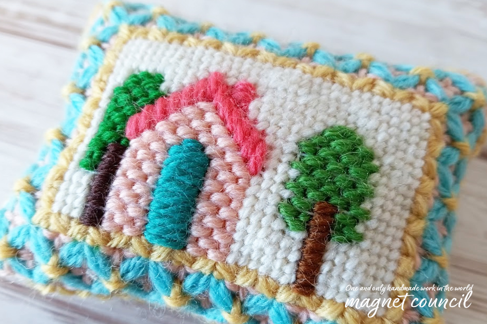 ウール刺繍のピンクッション  ピンクの家