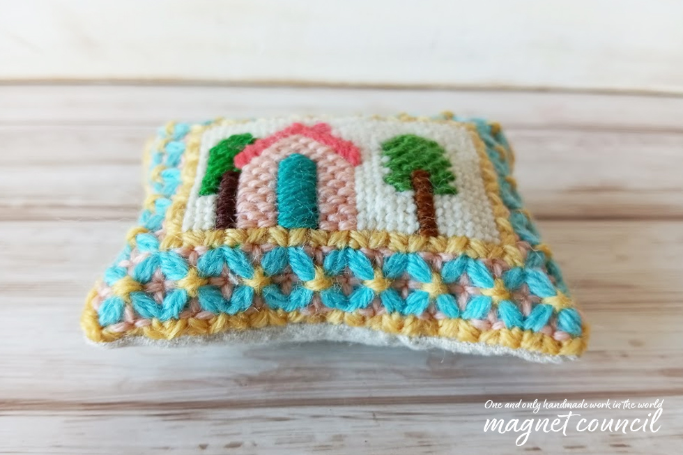 ウール刺繍のピンクッション  ピンクの家