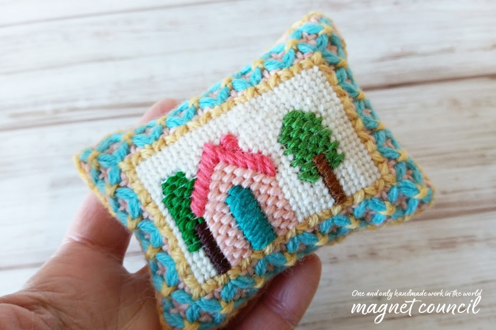 ウール刺繍のピンクッション  ピンクの家