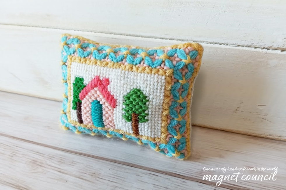 ウール刺繍のピンクッション  ピンクの家
