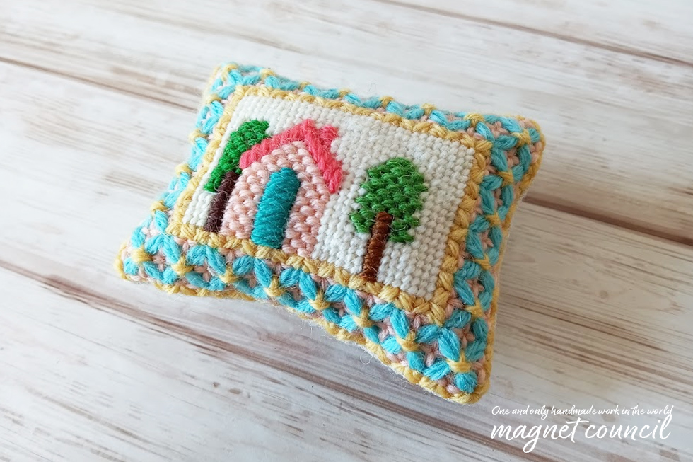 ウール刺繍のピンクッション  ピンクの家