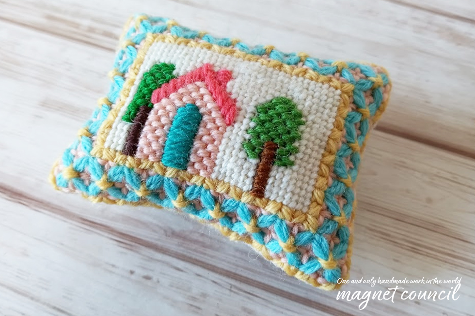 ウール刺繍のピンクッション  ピンクの家