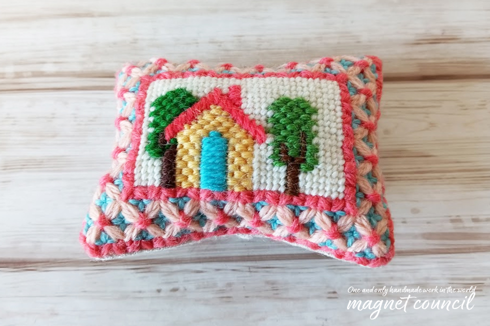 ウール刺繍のピンクッション  ハチミツ色の家