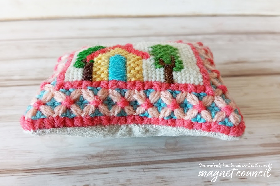 ウール刺繍のピンクッション  ハチミツ色の家