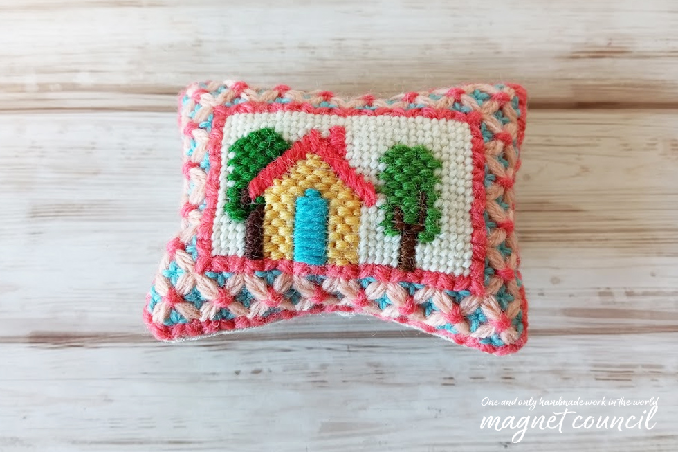 ウール刺繍のピンクッション  ハチミツ色の家