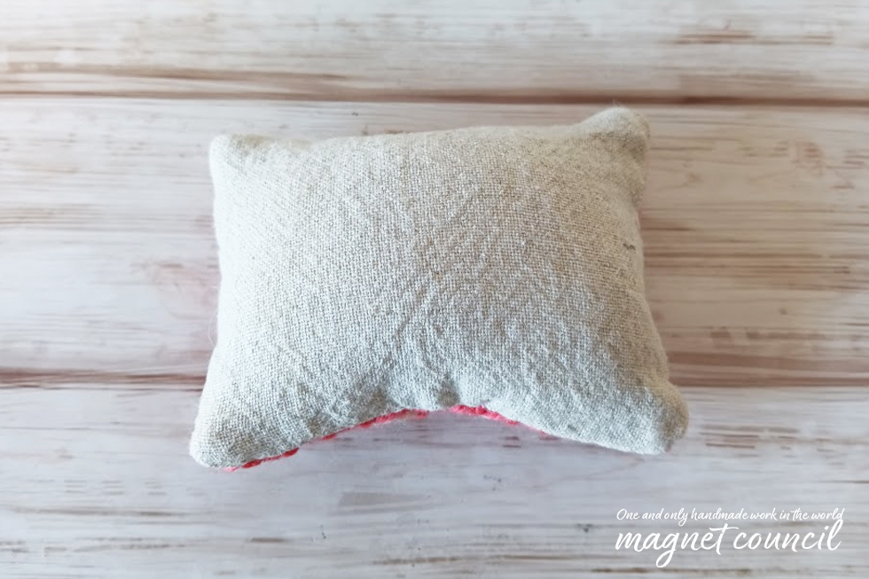 ウール刺繍のピンクッション  ハチミツ色の家